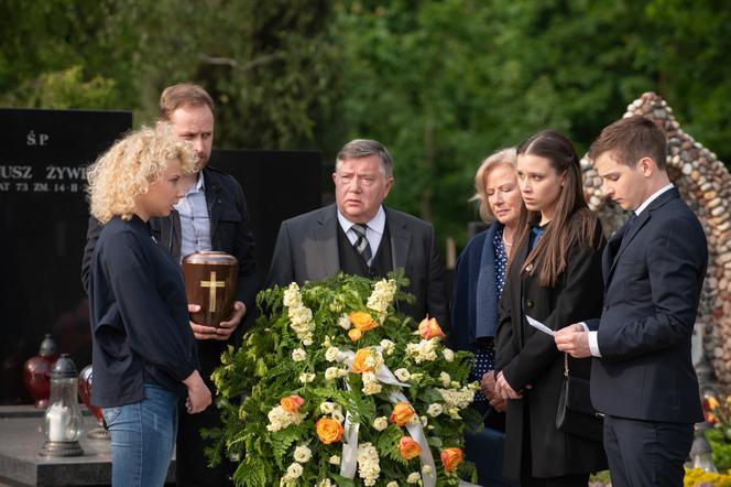 Na Wspólnej odc. 2940 Tomek (Krzysztof Chodorowski), Beata (Katarzyna Ptasińska), Paweł (Grzegorz Kwiecień), Ewelina (Aleksandra Pałka), Maria (Bożena Dykiel), Włodek (Mieczysław Hryniewicz)