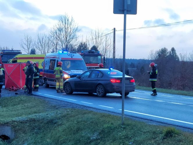 Śmiertelny wypadek na DK42 w Parszowie. Kierowca tira potrącił 14-latkę na przejściu [ZDJĘCIA].