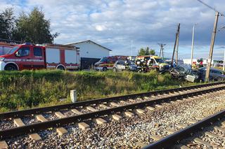 Pomyliła biegi i dwa samochody wjechały pod pociąg