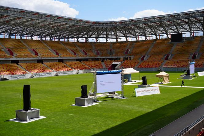 Kongres Świadków Jehowy Białystok 2024. Tłumy wiernych na Stadionie Miejskim