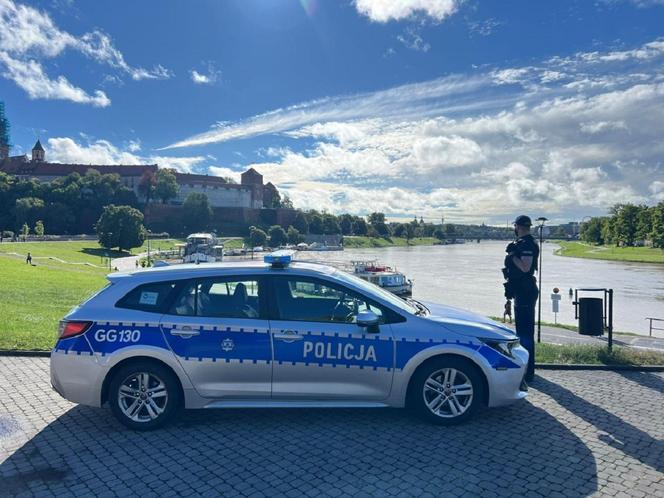 Małopolscy policjanci walczą z powodzią. W tych powiatach sytuacja wygląda najgorzej