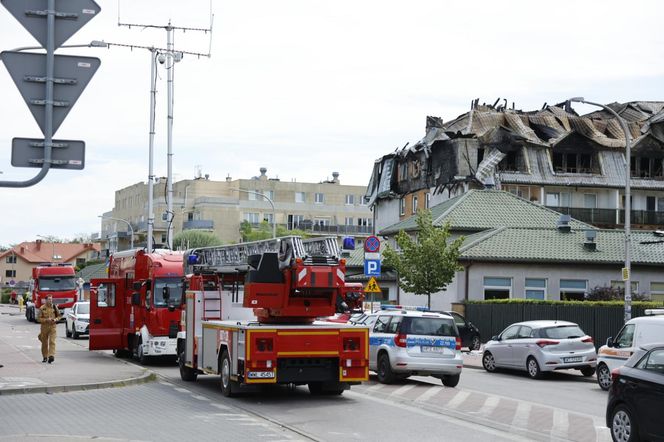 Blok przy ul. Powstańców w Ząbkach po pożarze