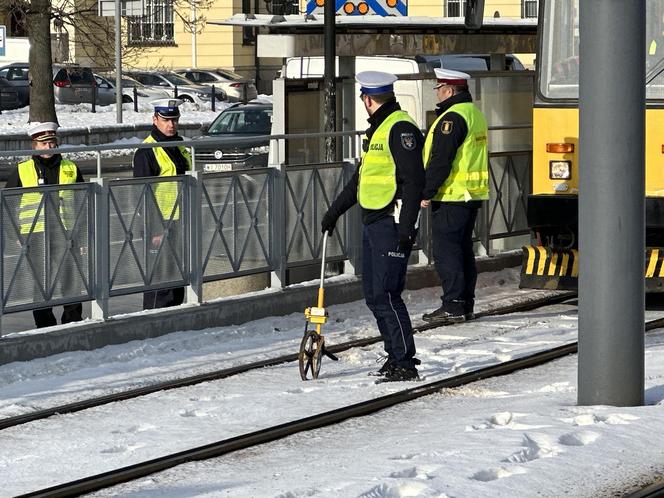 Potrącenia pieszej przez tramwaj na przystanku Ratusz-Arsenał