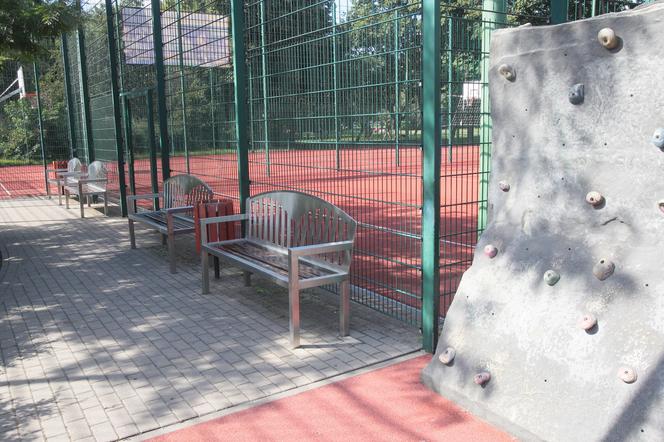 Tajemniczy mężczyzna grasuje w parku Olszyna na warszawskich Bielanach. „Składał 10-latce niemoralne propozycje”