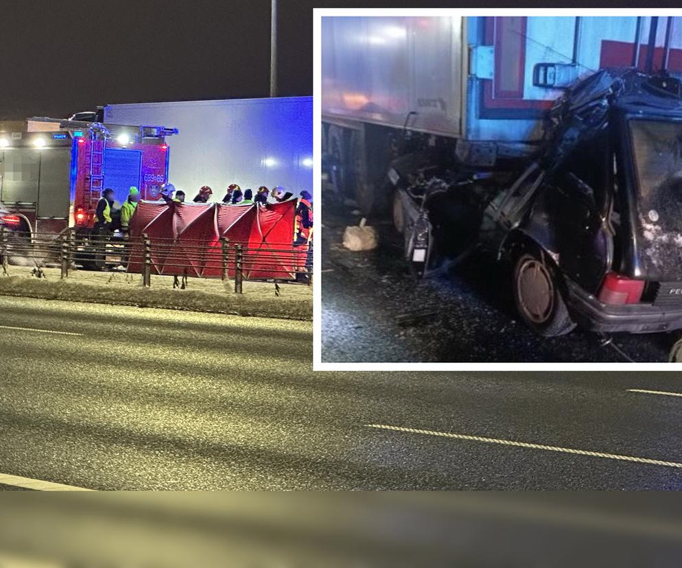 Stary peugeot roztrzaskał się o TIR-a. Zginął mężczyzna. Prokuratura wyjaśnia okoliczności śmierci kierowcy