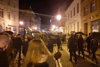 Toruń. Jeb** PiS pod pomnikiem Kopernika! WIDEO i ZDJĘCIA z Czarnego spaceru z czarnymi parasolkami