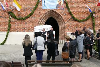 Zginęłaś, jak ścięty kwiat. Pogrzeb Oliwii zamordowanej w domu dziecka