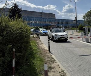 Kolizja na szpitalnym parkingu w Warszawie. Alkomat oszalał! Kierująca miała prawie 4 promile 