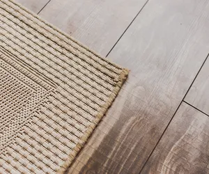 Krawędzie dywanu ciągle się podwijają? Genialny trik z TikToka rozwiąże problem