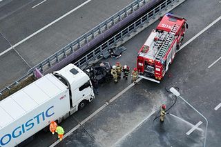 Samochód osobowy zderzył się z ciężarówką. Są ranni, jedna osoba była zakleszczona