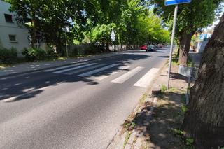 Poważny wypadek przy SP nr 4 w Toruniu. 11-latek wjechał pod samochód. Zdjęcia z miejsca zdarzenia