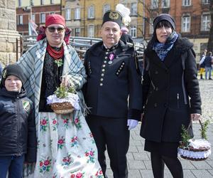 W Bytomiu poświęcono pokarmy w strojach ludowych. To tradycja na Rozbarku 