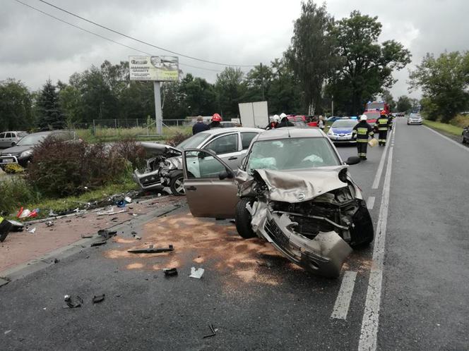 Chełm Śląski: Poważny wypadek na DW934. Rannych zostało pięć osób, w tym jedno dziecko [ZDJĘCIA]
