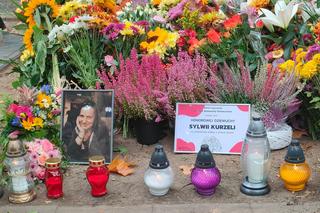 Ostatnie pożegnanie Sylwii Kurzeli. Wyjątkowa uroczystość pośród barwnych, jesiennych kwiatów [ZDJĘCIA]