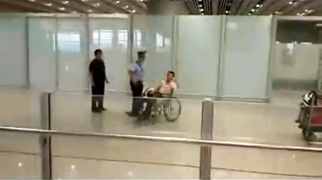 niepelnosprawny chinczyk pekin lotnisko (2)
