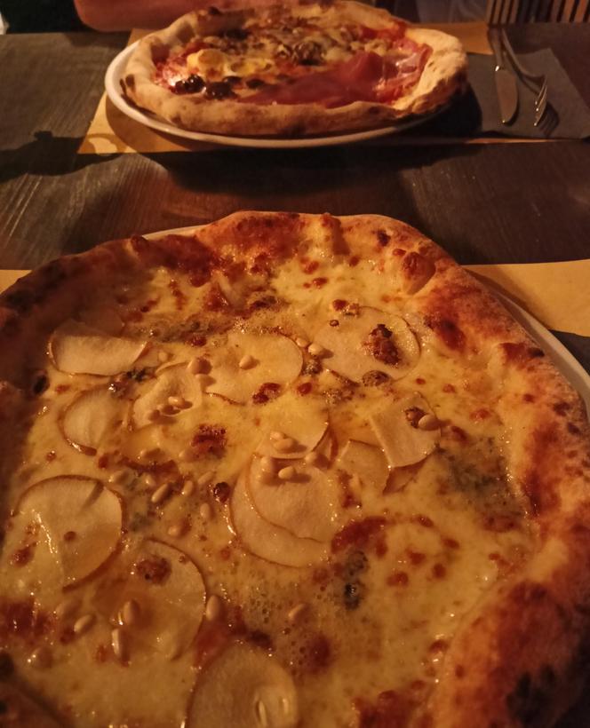 Pizza z gruszką, serem gorgonzola i miodem