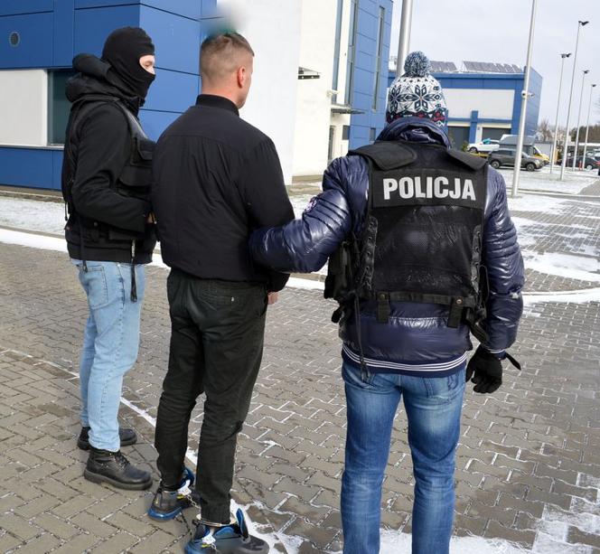 Płock. Nalot policji na "dziuplę"! Mieszkaniec Podolszyc odzyska nissana [ZDJĘCIA]