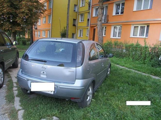 Nie chce im się czy nie potrafią? Tak parkują w Płocku "bezmyślni kierowcy" [ZDJĘCIA]