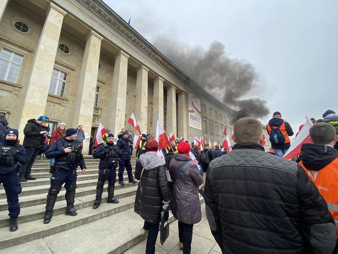 Protest rolników we Wrocławiu. Strajk wymyka się spod kontroli. Urząd Wojewódzki obrzucany jajkami