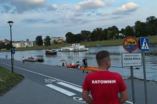 Dla zabawy rzucili piłkę psa do Wisły. Stanowcza reakcja krakowskiego WOPR: ogromne zagrożenie