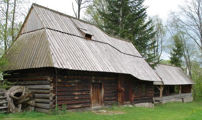 Pierwsze powojenne muzeum pod otwartym niebem powstało w Małopolsce. To tu kręcono słynne filmy