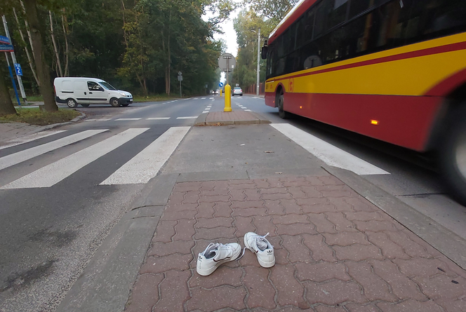 Białe buty na ulicach Warszawy