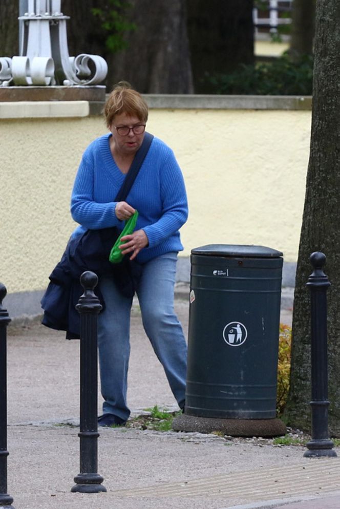 Ilona Łepkowska z mężem i psem na spacerze w Sopocie