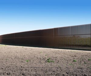 Meksyk/ Prasa wątpi w przydatność malowania muru granicznego z USA na czarno