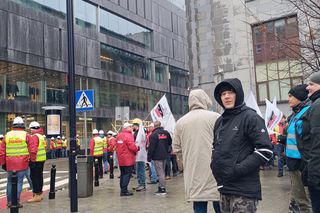 Komunikacyjny chaos w Warszawie. Autobusy i tramwaje stanęły. Na objazdach ponad 20 linii