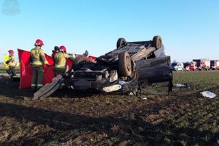 Ich dodge leżał na dachu kilka metrów od drogi! Jedna kobieta nie żyje, dwie inne zabrały służby. Wypadek w Ostrowie