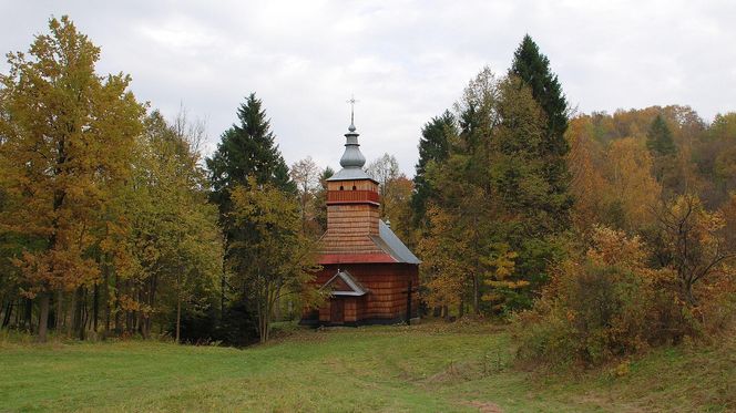 To najsławniejsza wieś w Małopolsce. Legenda głosi, że w miejscowym dworze zamieszkały diabły