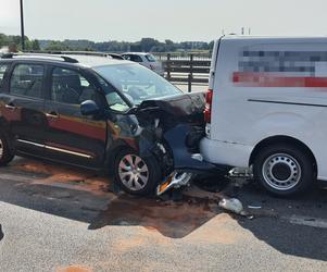 Karambol na Moście Łazienkowskim! Dwie osoby trafiły do szpitala, gigantyczny korek do centrum