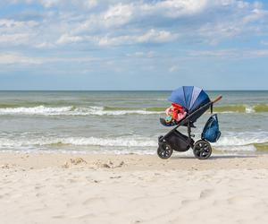 Kołobrzeg: dziecko w wózku na plaży z kartką nie budzić. Trudno uwierzyć, gdzie była wtedy matka
