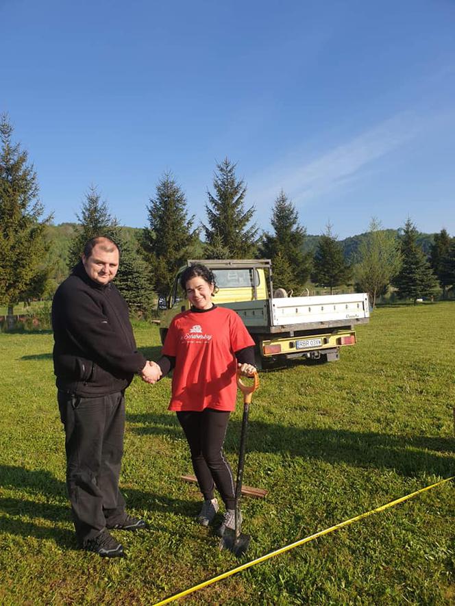 Buduje dom ze szklanych butelek. Słynny biznesmen z Jasła chce być eko!