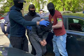 Atak nożownika w szpitalu w Krakowie. Funkcjonariusz SW podejrzany o zabójstwo został doprowadzony do prokuratury