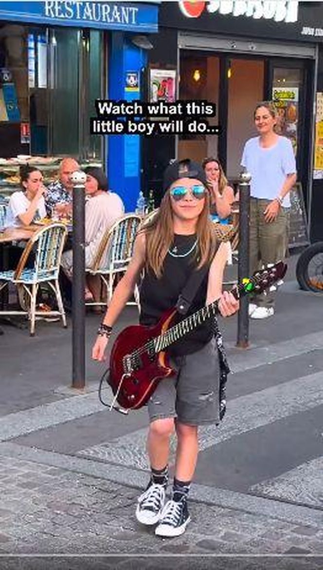 Flashmob w Paryżu - "Bohemian Rapsody"