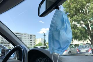Przechowywanie maseczki w samochodzie