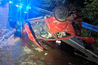 Seicento wpadło w poślizg i dachowało. W środku 18-latek i pasażerka