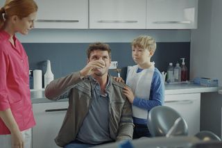 M jak miłość odc. 1850. Marcin (Mikołaj Roznerski), Szymek (Staś Szczypiński), dentystka (Monika Janik-Hussakowska)