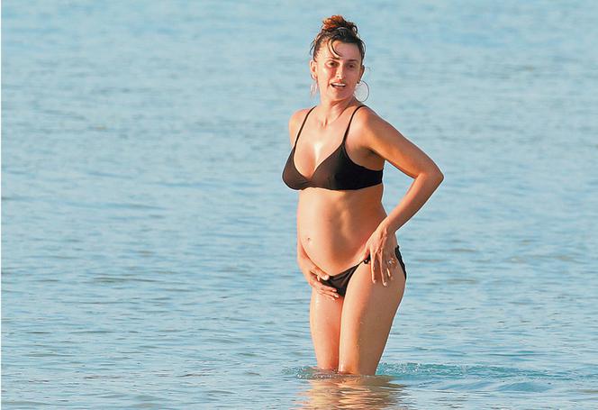 Penelope Cruz kwitnie w ciąży i oceanie