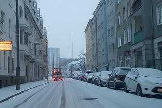 Zima zaatakowała w Olsztynie. Sypie śnieg, na drogach ślisko [ZDJĘCIA]