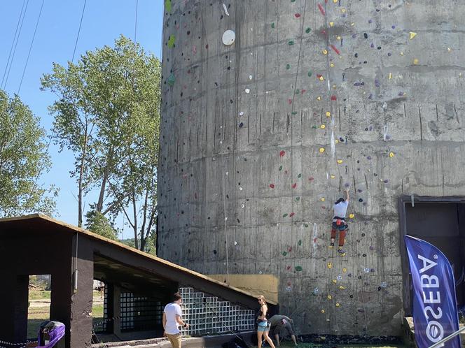 Marcin Banot, czyli człowiek pająk ze Świętochłowic na zawodach na 252 m Dream Tower w Szczecinie