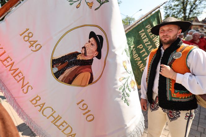 150-lecie przewodnictwa tatrzańskiego. Przemarsz przewodników po Krupówkach w Zakopanem