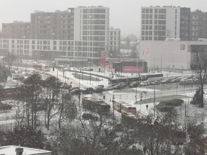 Pierwszy śnieg w Warszawie. Zablokowana Dolina Służewiecka