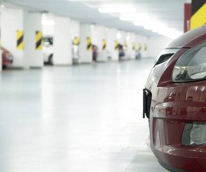 Miejsca parkingowe: czy, i ile miejsc postojowych musi zapewnić deweloper mieszkańcom?