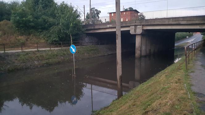 Ulewa w Bydgoszczy. Woda zalała ul. Brzechwy pod wiaduktem kolejowym [ZDJĘCIA]