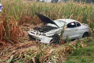 Wypadł z auta podczas dachowania. Sportowy Hyundai zatrzymał się w polu kukurydzy