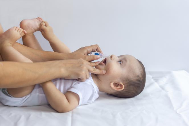 Krople do nosa na katar u niemowląt - czy dziecku można aplikować krople do nosa?