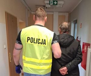 Policjant dosłownie złapał go za rękę. Oszust miał w niej to, co chwilę wcześniej wyłudził od seniora