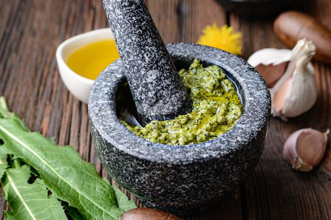 Pesto z mniszka lekarskiego i migdałów zachwyca. Idealne do makaronu i nie tylko